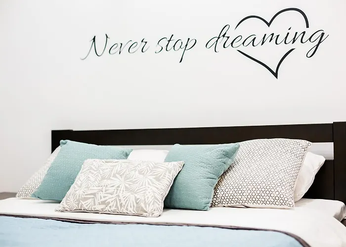 Bright And Cozy With Balcony